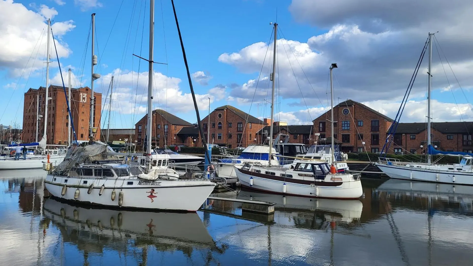 Peaceful Waterfront Apartment, Private Parking, Hull Marina Kingston upon Hull Apartment