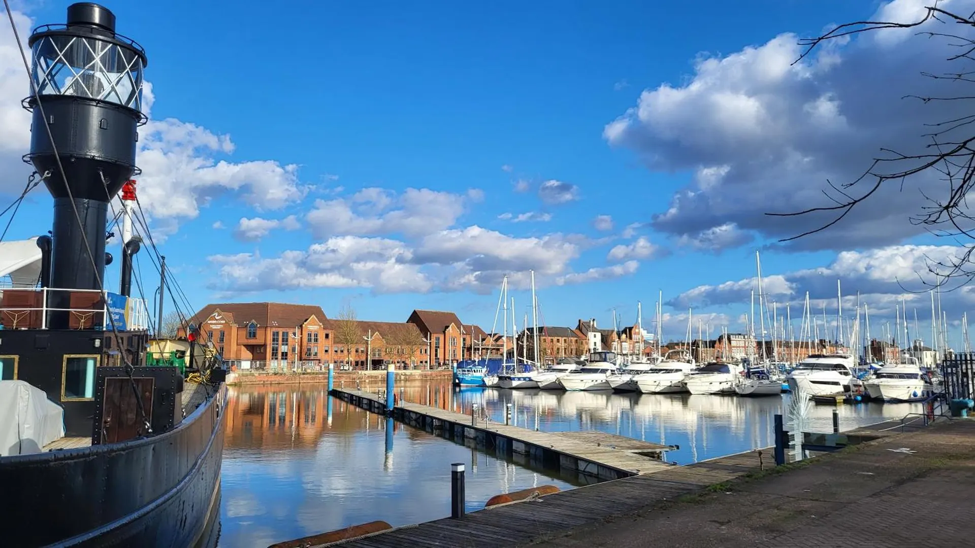Peaceful Waterfront Apartment, Private Parking, Hull Marina Kingston upon Hull