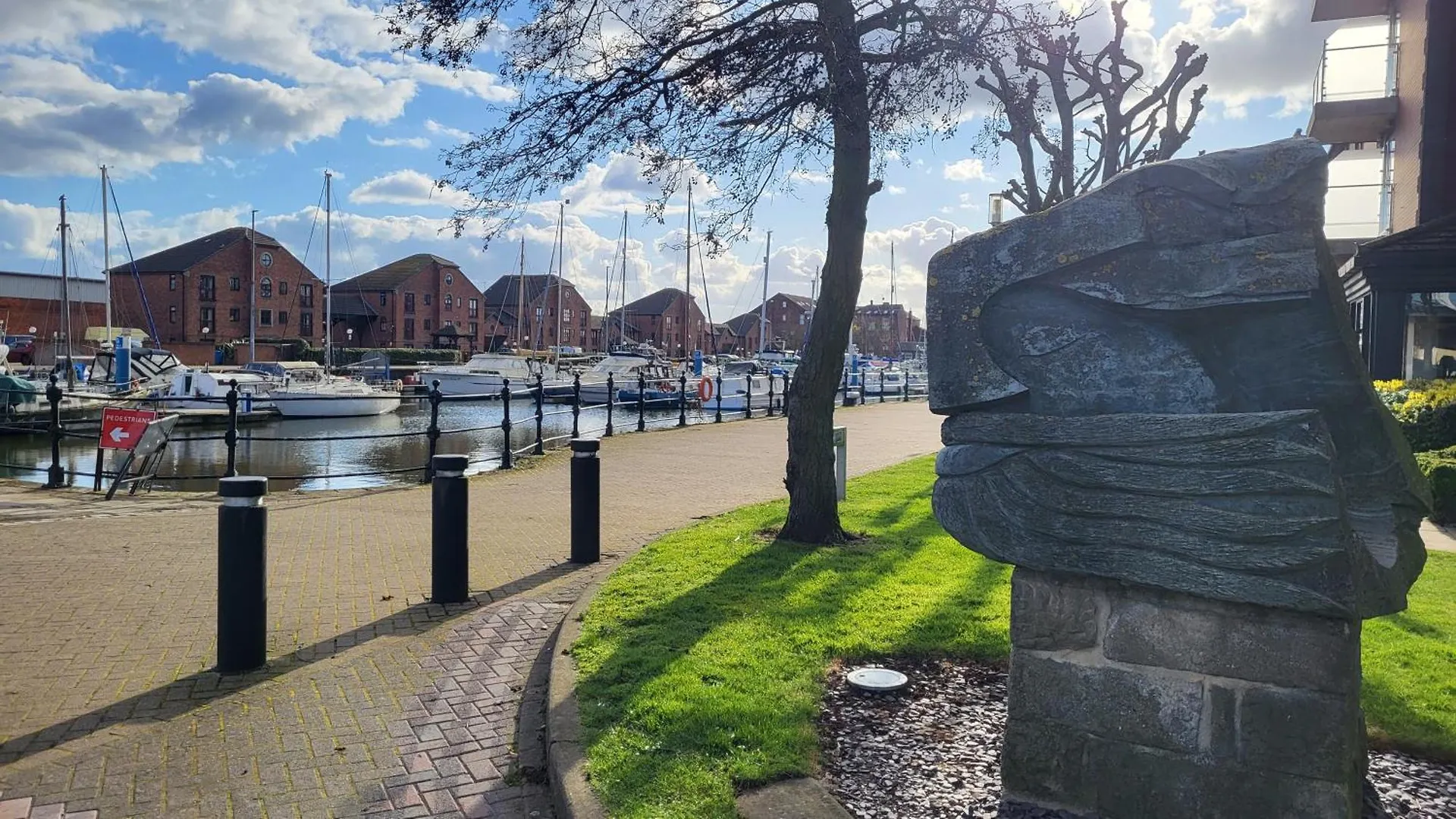 Peaceful Waterfront Apartment, Private Parking, Hull Marina Kingston upon Hull United Kingdom