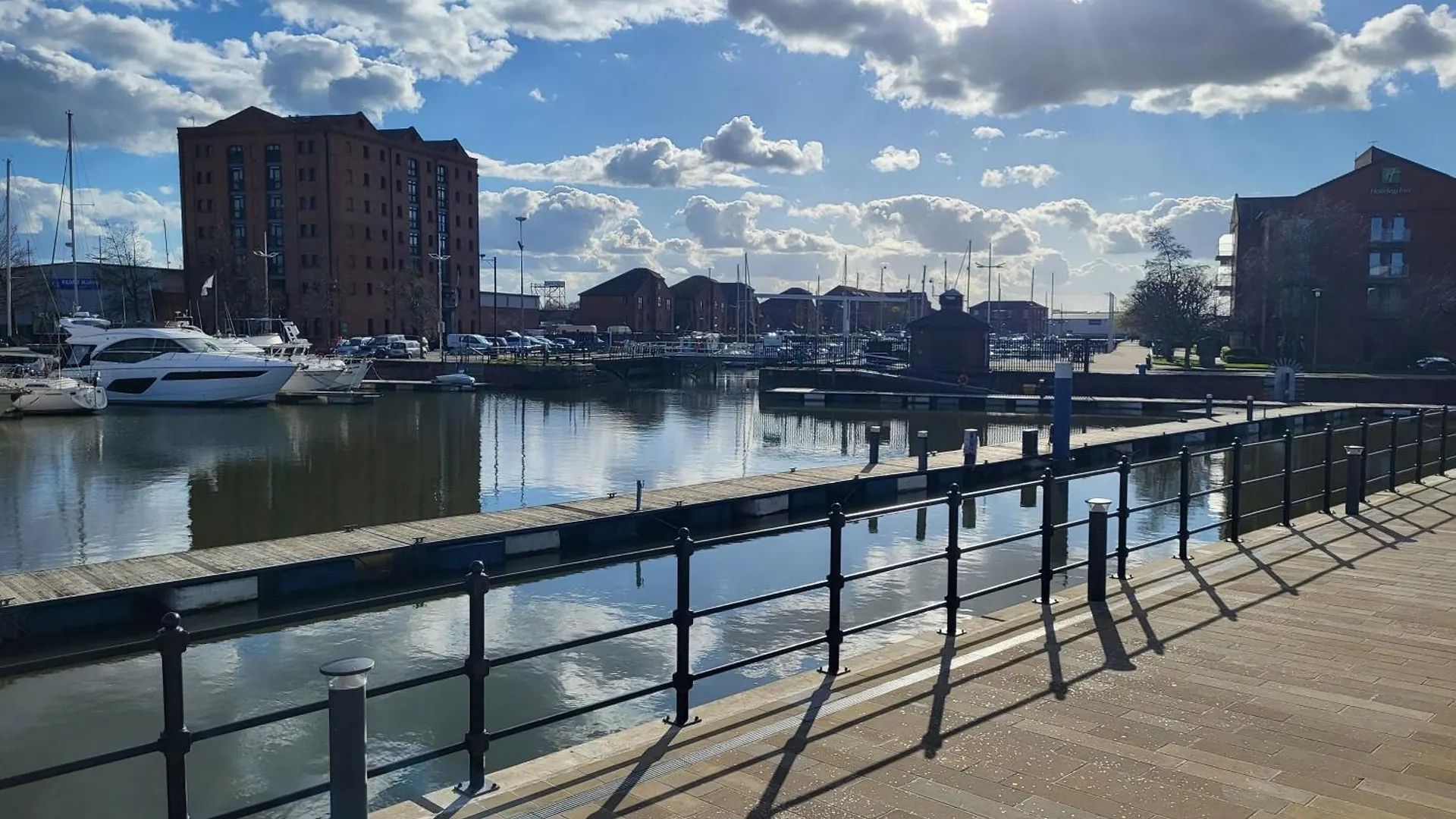 Peaceful Waterfront Apartment, Private Parking, Hull Marina Kingston upon Hull Apartment